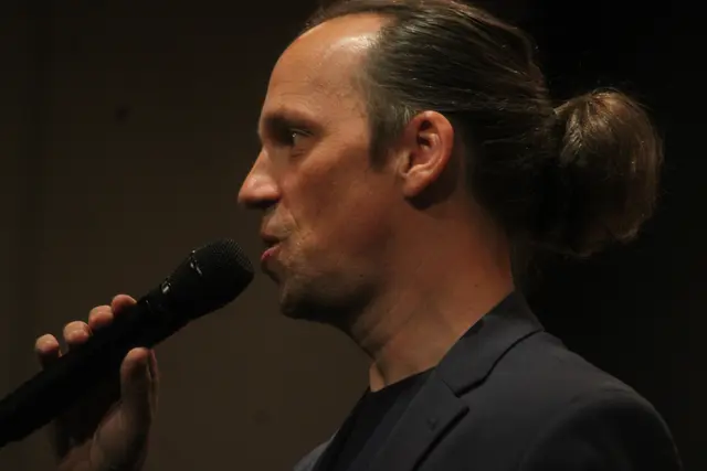 Pater Derler dirigierte die verschiedenen Formationen im Kunsthaus Weiz. | Foto: Josef Hofmüller
