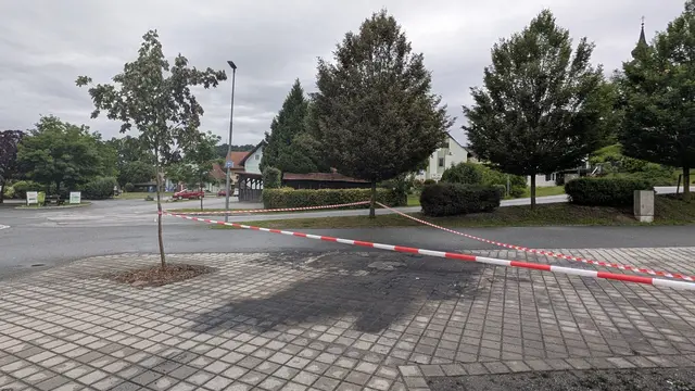 Durch die enorme Hitzeentwicklung wurden ein nahegelegenes Fahrzeug, der Asphalt, die Pflastersteine sowie mehrere Bäume auf dem öffentlichen Parkplatz beschädigt. | Foto: MeinBezirk/Reiterer