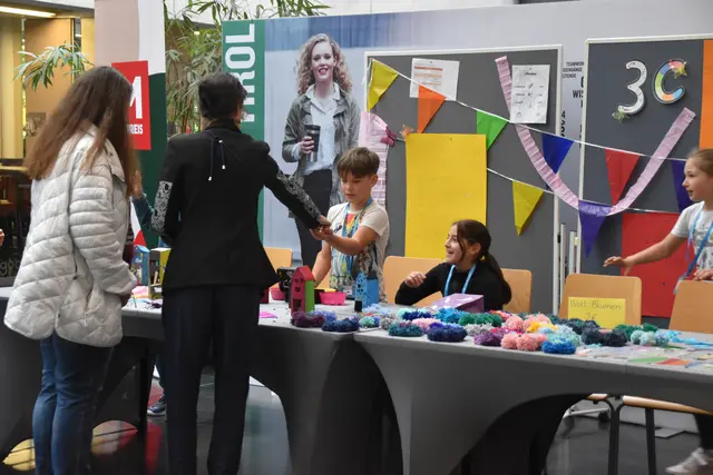 Volksschulkinder versuchen sich in der FH Kufstein