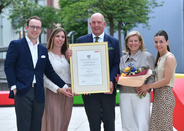 KommR Hans Matthias Liebenwein mit Gattin Sabine und den Kindern Stephanie, Kathrin und Johannes bei der Verleihung. | Foto: WKK/Studiohorst