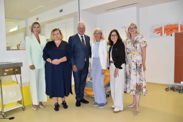 Primaria Birgit Grünberger, Vorständin NÖ LGA Elisabeth Bräutigam, Landesrat Anton Kasser, Heidi Leitgeb (Pflege-Bereichsleitung), Brigitte Kuca (Gruppenleiterin Medizinische Administration) und Geschäftsführerin Gesundheit Thermenregion GmbH Silvia Bodi. | Foto: Mirjam Preineder