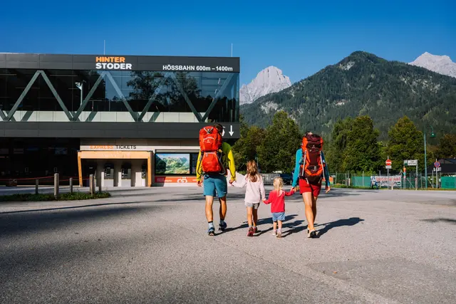 Auf in den Familiensommer in Hinterstoders Bergwelt. | Foto: Whatifmedia/Markus Kohlmayr