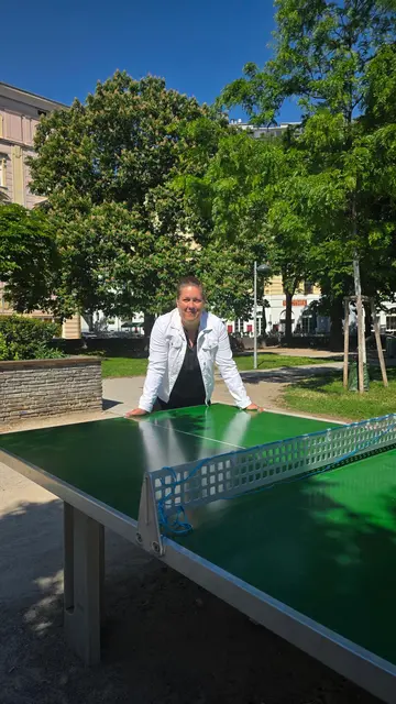 Die Brigittenauer Bezirksvorsteherin Christine Dubravac-Widholm (SPÖ) hat kürzlich einen Tischtennistisch am Gaußplatz aufstellen lassen. | Foto: BV 20