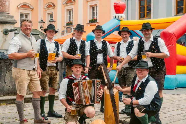 Der Trachtenverein D’Garstnertaler veranstaltet am 21. Juni das traditionelle Maibaumfest am Hauptplatz Windischgarsten. | Foto: Markus Kohlmayr