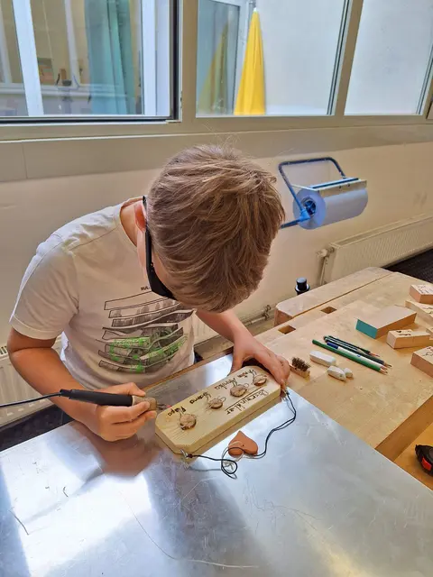 Kind beim Experimentieren