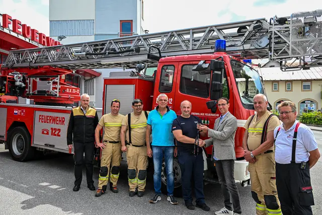 Reutte übergibt Drehleiter an kroatische Kameraden
