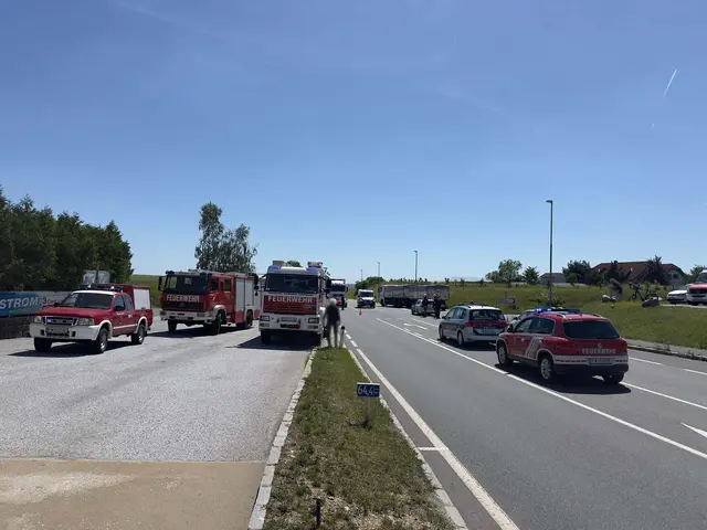 Die Bergung der beschädigten Fahrzeuge erfolgte durch die Feuerwehren Groß Burgstall, Horn und Frauenhofen. | Foto: Feuerwehr Horn