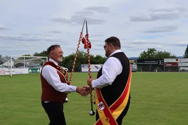 Am Sportplatz wurden die Gastkapellen feierlich empfangen und begrüßt. | Foto: Musikverein Heimatklänge Draßmarkt