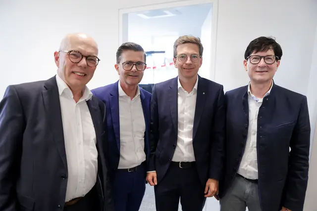 Andreas Szigmund, Erwin Schützeneder (Raiffeisenbank Grieskirchen), Dominik Altreiter (Raiffeisenbank Grieskirchen) und Friedrich Kastner. | Foto: Andreas Maringer/Next Generation Analytics