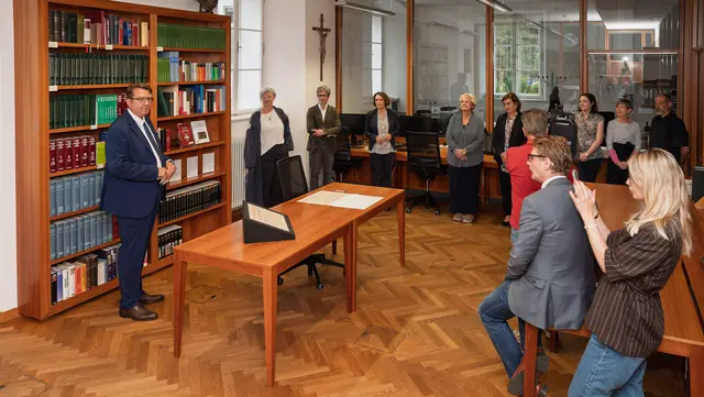 Um Sammlungen, Bestände und Kulturgüter zu schützen: Salzburger Archive, Bibliotheken und Museen unterschreiben zusammen Deklaration.
 | Foto: Stadt Salzburg/Alexander Killer