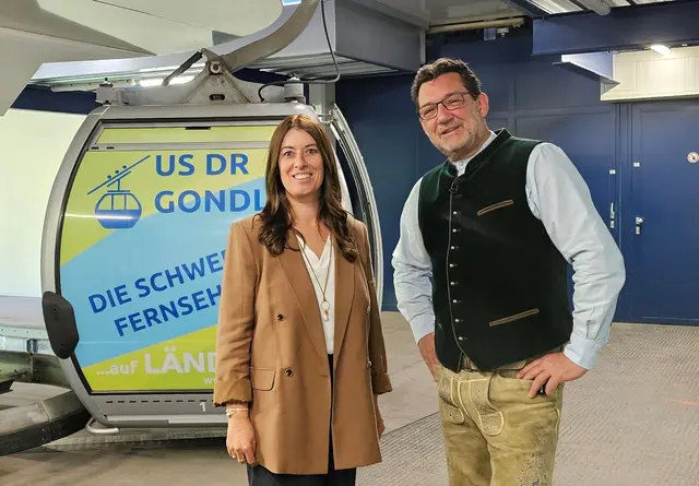 Foto: Sandra Agerer erklärt Andreas Seeburger in der Fernsehgondel, wie "Familienaufstellungen" funktionieren und was sie positives bewirken können.