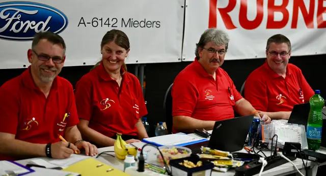 Gut gelaunte Schiedsrichter/Referees.