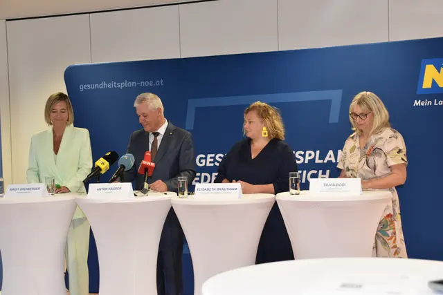 Primaria Birgit Grünberger, Landesrat Anton Kasser, Vorständin NÖ LGA Elisabeth Bräutigam, Geschäftsführerin Gesundheit Thermenregion GmbH Silvia Bodi. | Foto: Mirjam Preineder