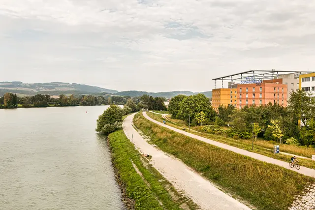 Der Donauradweg führt direkt am Hotel vorbei. | Foto: Hotel Donauwelle