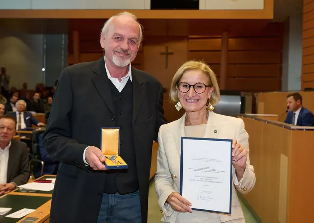 Karl Takats bekam im Oktober 2025 von Landeshauptfrau Johanna Mikl-Leitner das "Goldene Ehrenzeichen für Verdienste um das Bundesland Niederösterreich" überreicht. | Foto: NLK Pfeiffer