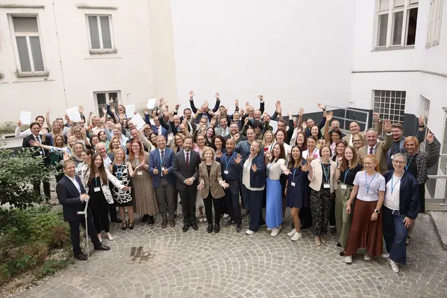 Menschen winken in die Kamera