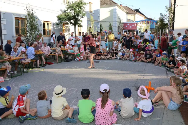 Großes Straßenfest mit Musik und Kinderprogramm