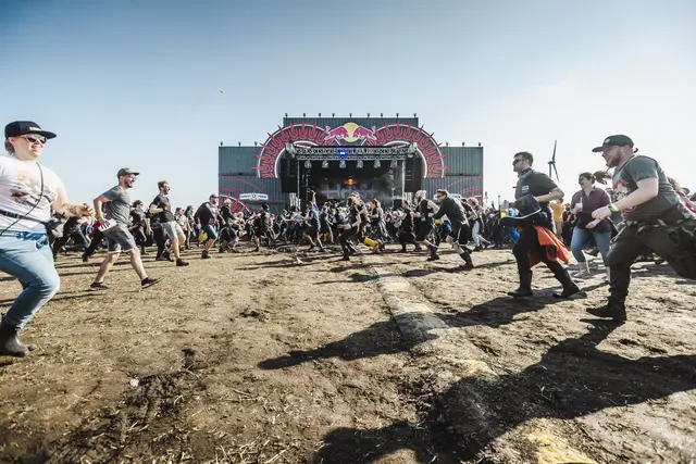 Festes Schuhwerk und Regenponcho sind am Nova Rock 2026 gefragt.  | Foto: Red Bull Content Pool / Matthias Hesch