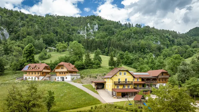 Familie Klancnik hat den Arlitscherhof in Lobnig kontinuierlich ausgebaut – mit ihren eigenen Erzeugnissen und Feriengästen. | Foto: Arlitscherhof