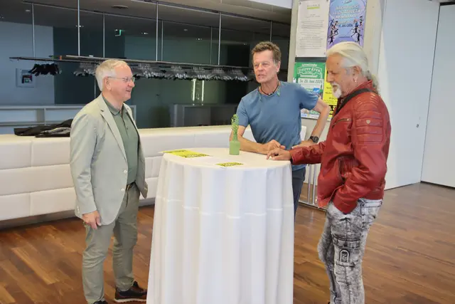 Thomas Spitzer und Kurt Keinrath (v.r.) im Gespräch mit Bgm. Josef Ober. | Foto: MeinBezirk/Herwig Brucker