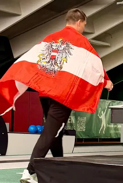 Mit Stolz vertreten die österreichischen Sportler die Flaggensymbole.