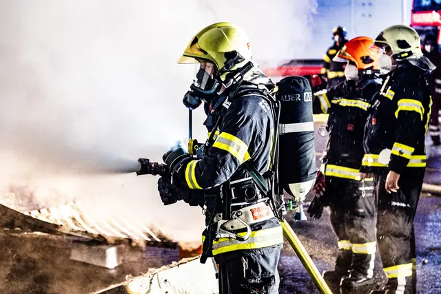 Pkw in Flammen - Fahrer verweigert Alkotest