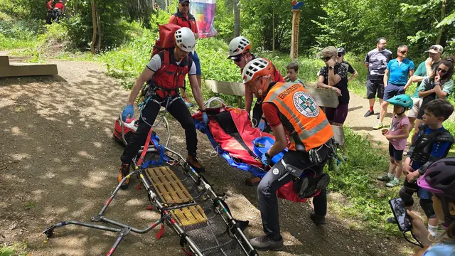 Die Bergrettung zeigt ihr Können.
