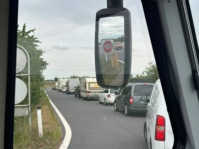 Es kann zu kurzen Wartezeiten kommen bei der Zufahrt zum Festivalgelände. | Foto: Dorian Kalman