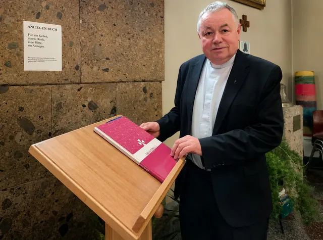 Anliegen-Buch als „Goldenes Buch“ für Sorgen, Dank und Bitte