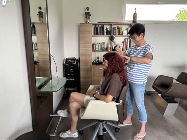 Tamara Unger kümmert sich um die Frisuren und Haarstyling von Damen, Herren und auch Kindern.  | Foto: MeinBezirk/Tröstner