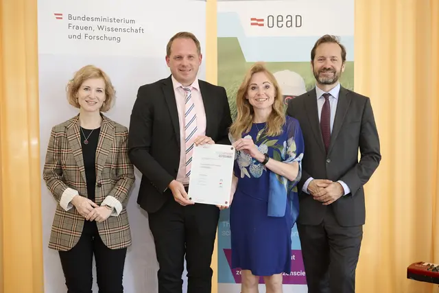 Menschen halten Urkunde in der Hand