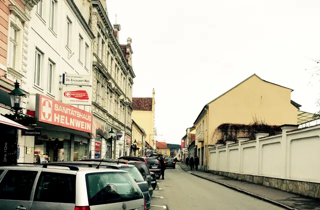 Wenn der linke Parkplatz belegt war, kam man mit dem Rollstuhl nicht mehr auf den Gehsteig rauf. | Foto: Günther Winkler