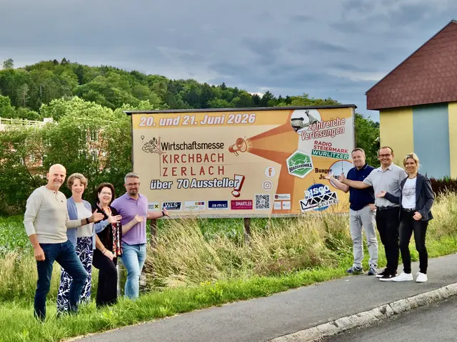 Erwachsene gruppieren sich rund um ein Werbeplakat..