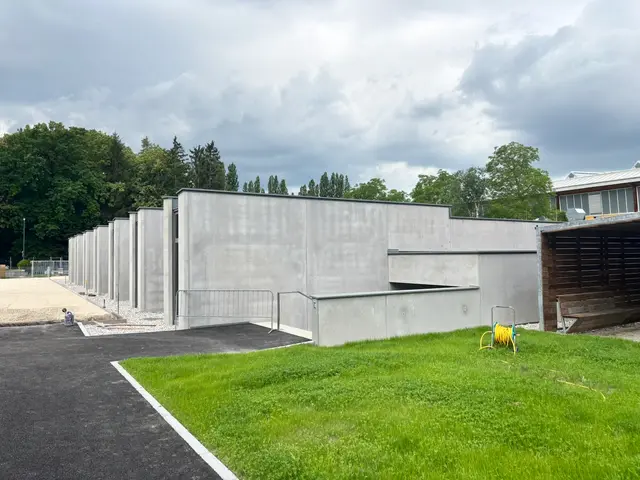 In dem modernen Betonbau kann künftig das ganze Jahr über trainiert werden. | Foto: MeinBezirk/Felix Aschermayer