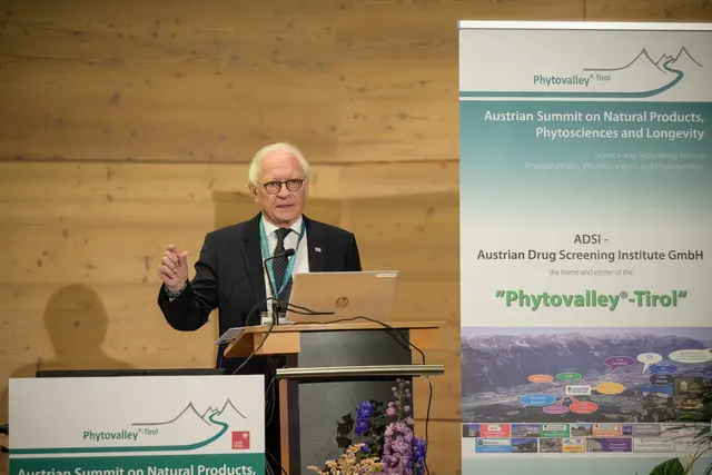 Günther Bonn, Geschäftsführer und wissenschaftlicher Leiter des Austrian Drug Screening Institute (ADSI), begrüßte seine Gäste und betonte die Notwendigkeit der Phytowissenschaften in den Bereichen Medizin, Lebensmittel und Kosmetik. | Foto: ADSI / Oss