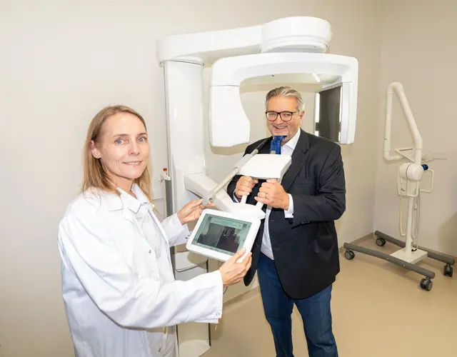 Institutsvorständin Christina Eder-Czembirek zeigt Gesundheitsstadtrat Peter Hacker (SPÖ) das neue digitale Volumentomographie-Gerät. | Foto: Wr. Gesundheitsverbund/VOGUS