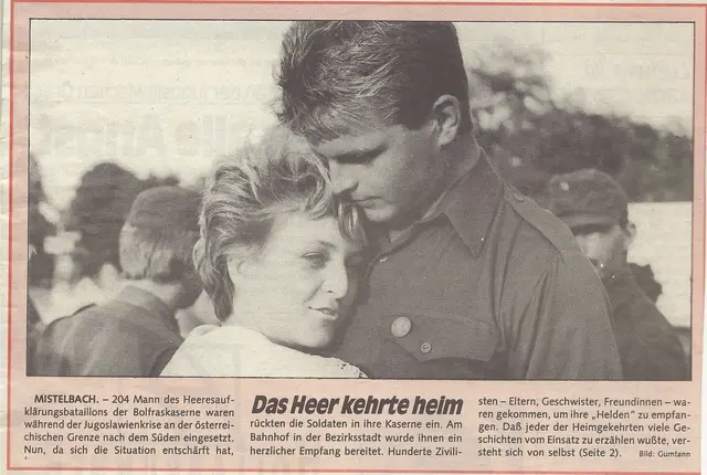 Am Bahnhof warteten bereits Familienangehörige, Freunde und Kameraden auf die Heimkehr jener Männer, die in einen realen Grenzsicherungseinsatz geschickt worden waren. (Zeitungschauschnitt Kurier/zVg. Archiv ÖBH)  | Foto: Gumtann/zVg. ÖBH 