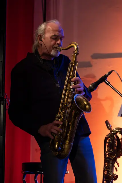 Karl Takats ist Saxophonist, Komponist und Obmann des Kulturvereins "Die Bühne" Purkersdorf. | Foto: Gregor Hartmann
