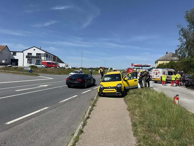 Ein Verkehrsunfall mit zwei Verletzten ereignete sich am Montagvormittag auf der B2 bei Groß Burgstall im Bezirk Horn. | Foto: Feuerwehr Horn