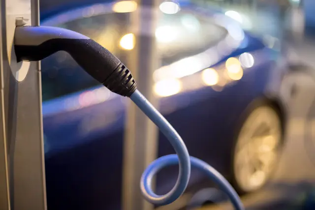 Die Bundesregierung plant nun, für die private Nutzung von Elektro-Firmenwagen erstmals einen Sachbezug einzuführen, während der bereits bestehende Sachbezug für Verbrenner-Firmenwagen nicht erhöht wird.  | Foto: Smarterpix/patrick.daxenbichler