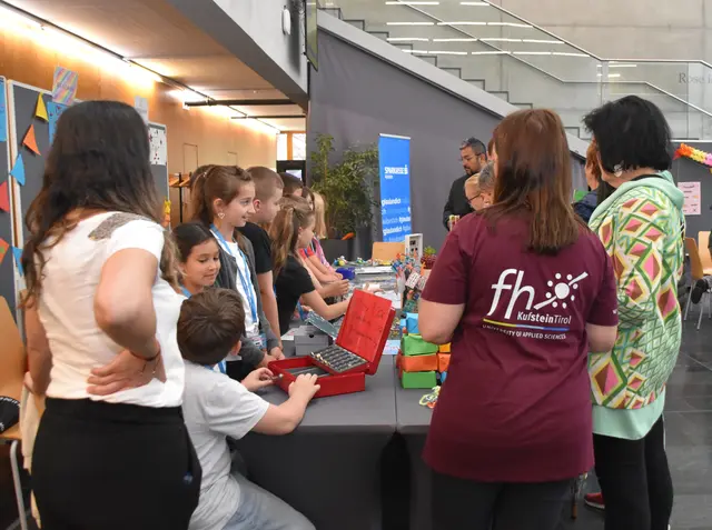 Beim Projekt geht es auch um den Austausch zwischen Studierenden, Kindern, Lehrpersonen und Gästen.  | Foto: Barbara Fluckinger