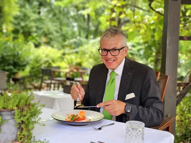 August Teufl genießt die Sommerküche gerne im Gastgarten. | Foto: Werner Schrittwieser