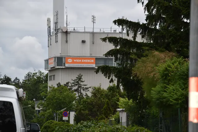 Im Zuge der Arbeiten tauschen die Wiener Netze und Wien Energie auch Armaturen aus, es werden zusätzliche Ventile eingebaut und der Zugang zur Leitung verbessert.  | Foto: Patricia Hillinger/MeinBezirk