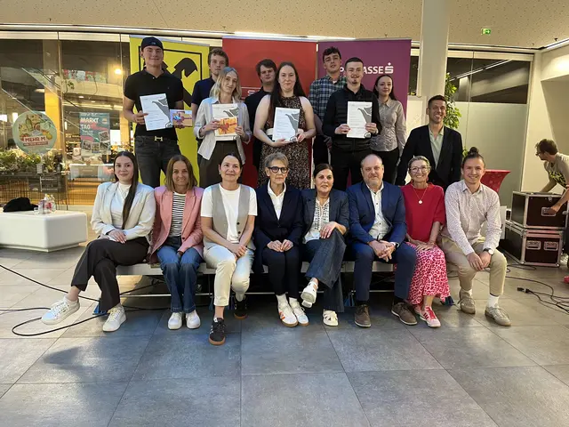 Prämierung beim Bezirks-Lehrlingswettbewerb: Dir. Markus Weber, Anna Pirchmoser und Gudrun Fuchs von der Berufsschule, die 8 Teilnehmer/innen, die Jury: Mag. Doris Schiestl, Mag. Susanne Hauber-Piffer, MSc. Tobias Loinger (WK), Mag. Gert Gschließer (AK), Katarina Tomic (Raiffeisenbank) sowie Andrea Lenk (Kufstein Galerien) | Foto: Anna Pirchmoser