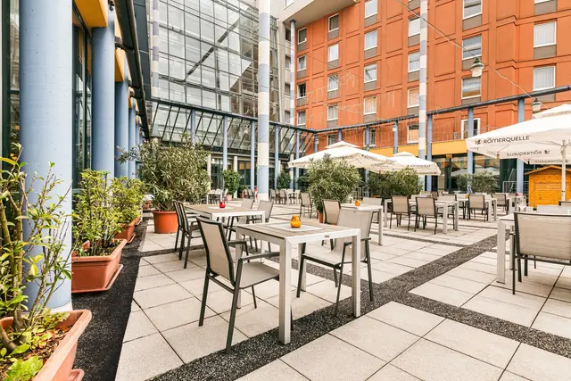 Von der Terrasse genießen die Gäste einen direkten Blick auf die Donau. | Foto: Hotel Donauwelle