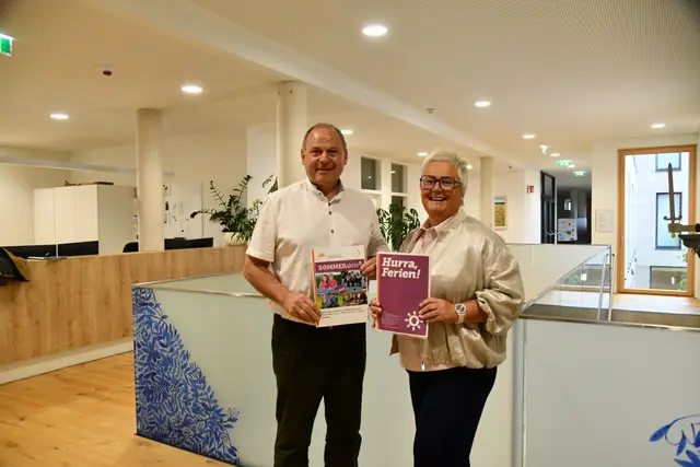 Bürgermeister Josef Rathgeb und Vizebürgermeisterin Anneliese Bräuer wünschen mit dem Ferienprogramm keine Langeweile, sondern erlebnisreiche und tolle Sommerferien! | Foto: Erika Ganglberger