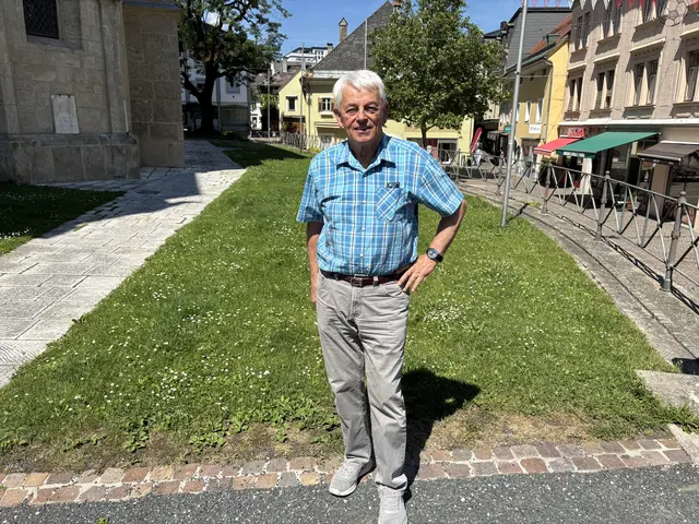 Werner Gritschacher ist ein echtes Ferndorfer Urgestein. Uns hat er im Büro in Villach besucht und über seine Heimat gesprochen. | Foto: MeinBezirk.at/Chiara Kresse