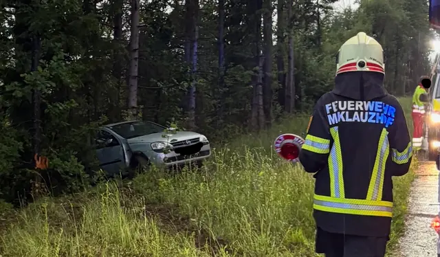 Auto kommt auf nasser Fahrbahn ins Schleudern