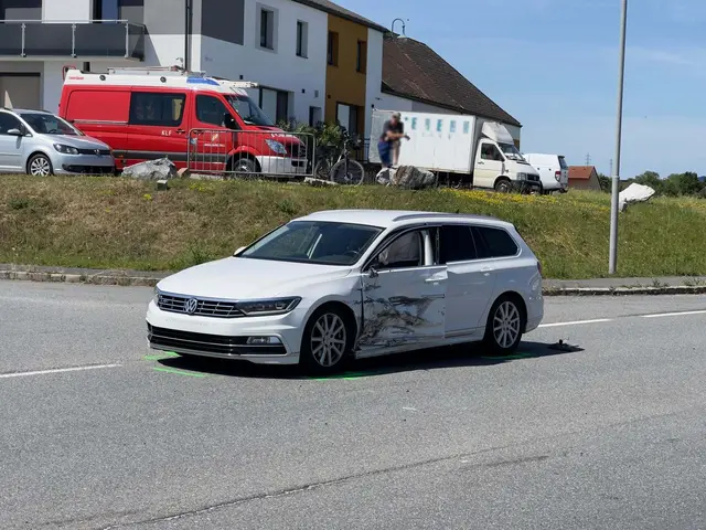 Durch die Kollision wurden beide Fahrzeuge erheblich beschädigt. | Foto: Feuerwehr Horn