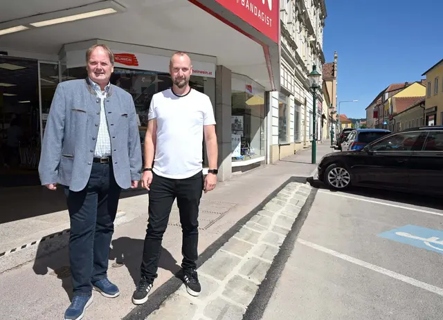 Stadtrat Manfred Daniel und Sachbearbeiter Mario Don (v. l.) zeigen die adaptierte Rampe. | Foto: Gabriele Hohenegger